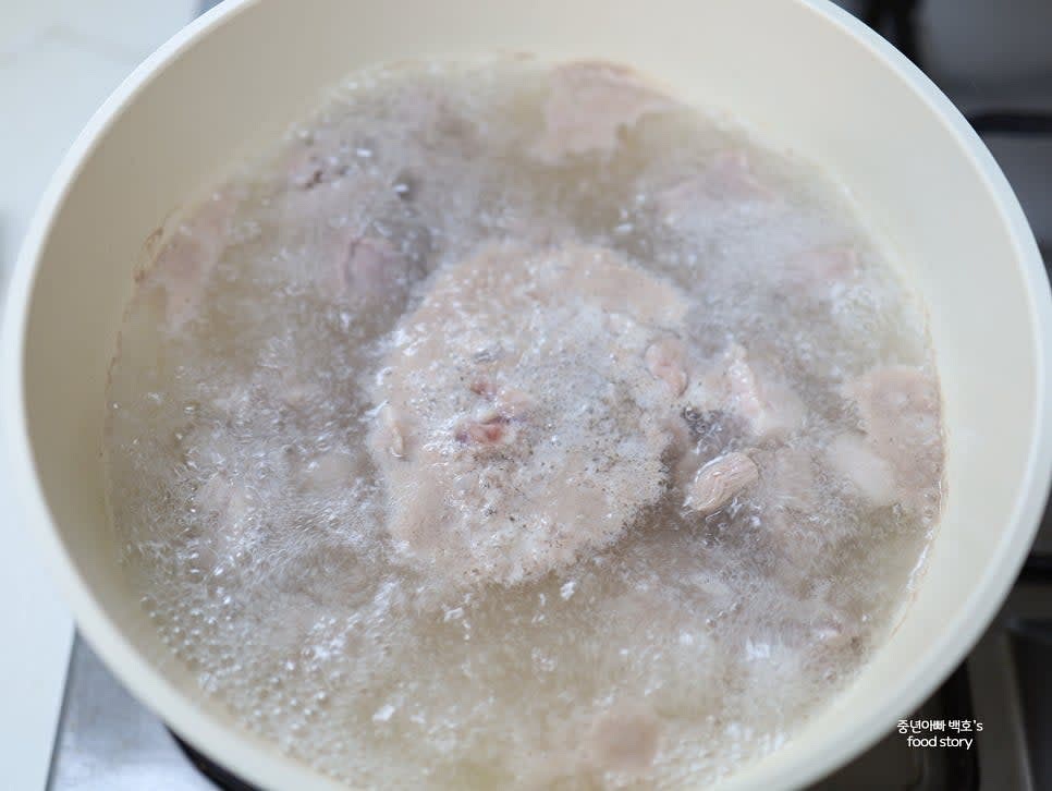 냄비에 목살과 쌀뜨물 5컵을 넣고 센 불에서 10분간 끓입니다. 이때 생기는 거품은 걷어내지 않습니다.