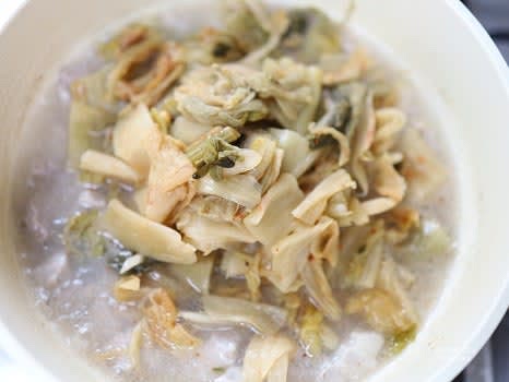 목살 육수가 완성되면 묵은지 3컵과 김칫국물 1/2컵을 넣고 섞어줍니다.