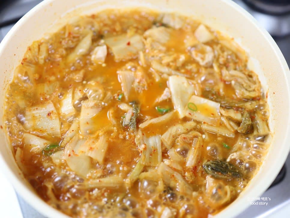 센 불에서 한소끔 끓인 뒤, 중약 불로 줄이고 10분간 뭉근히 졸여줍니다.