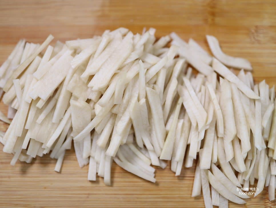 동치미 무의 양 끝을 잘라내고 먹기 좋은 두께로 얇게 썰어 채를 만듭니다. 간이 강할 경우 물에 잠시 담가 짠맛을 줄입니다.