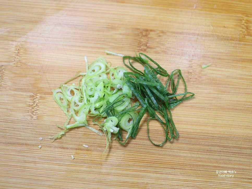 대파 2스푼 양을 송송 썰어 준비합니다.