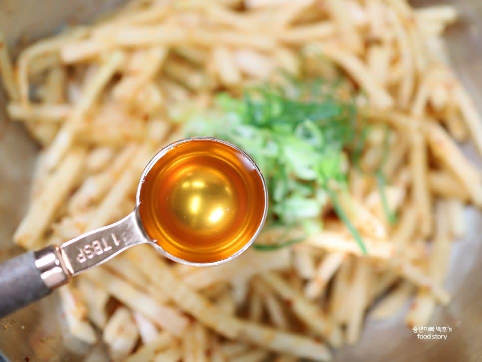 썰어둔 대파 2스푼과 매실액 1스푼을 추가합니다.