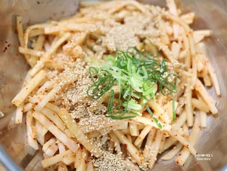 들기름 2스푼을 넉넉히 넣고 통깨 2스푼을 뿌려줍니다.