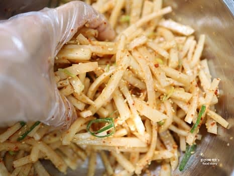 손으로 조물조물 잘 섞어준 뒤 그릇에 담아 완성합니다.