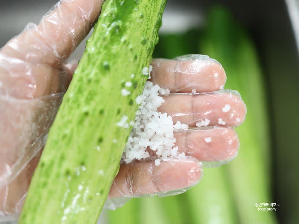 백오이를 흐르는 물에 깨끗이 씻고, 굵은 소금으로 문질러 세척합니다.