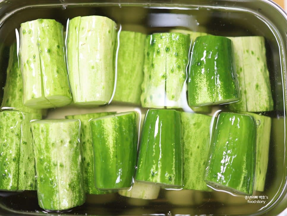 생수 1700ml에 소금 140g, 설탕 30g을 녹여 소금물을 만들고, 오이를 30분간 절입니다.