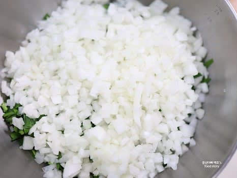 부추 250g과 양파 1개를 잘게 썰어 큰 그릇에 담습니다.