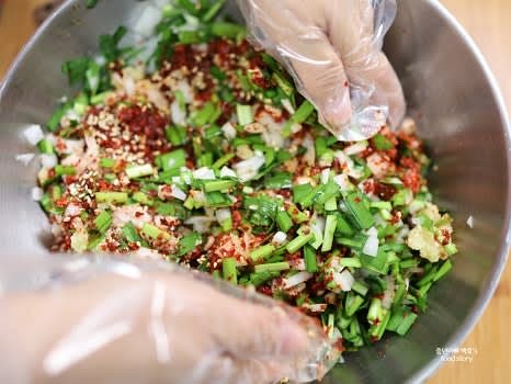 고춧가루 12스푼, 알룰로스 2스푼, 매실액 6스푼, 까나리 액젓 12스푼, 새우젓 2스푼, 다진 마늘 4스푼, 통깨 4스푼을 넣고 손으로 잘 섞어 양념을 만듭니다.