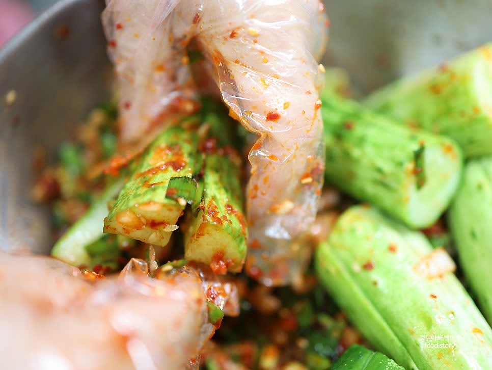 절인 오이의 물기를 빼고, 각 조각의 칼집 사이에 양념을 골고루 채워줍니다.