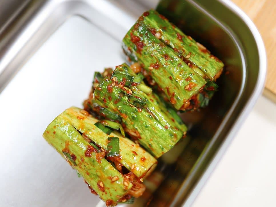 양념을 채운 오이를 그릇이나 밀폐용기에 차곡차곡 담아줍니다.