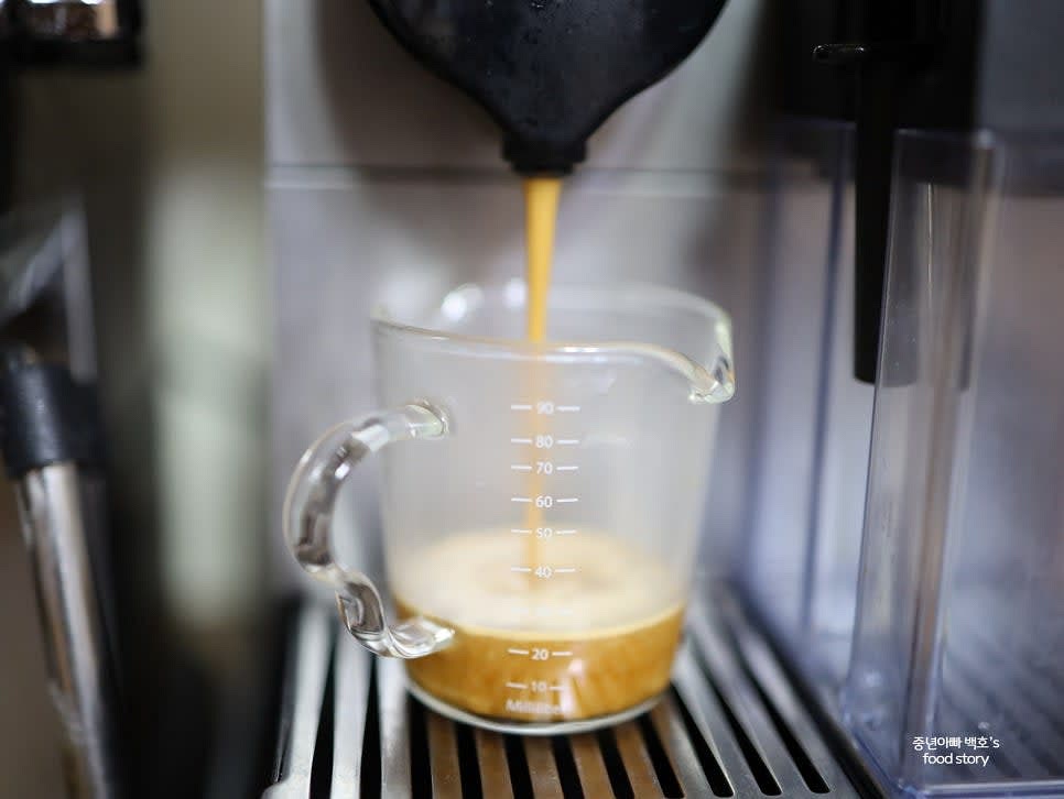 에스프레소 머신이나 네스프레소 캡슐 머신을 이용해 에스프레소 샷 1개를 준비합니다.