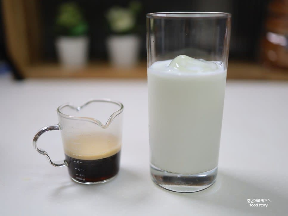 우유를 잔의 1/3~1/4 정도 남을 때까지 따라줍니다. 약 150~200ml가 적당합니다.