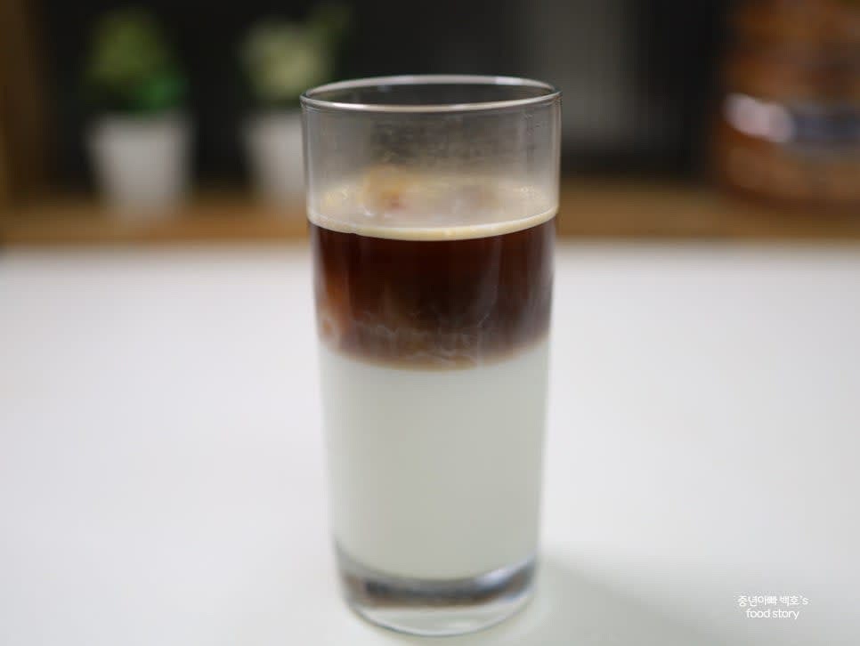 준비한 에스프레소 샷을 천천히 우유 위로 따라줍니다. 층이 생기게 주의합니다.