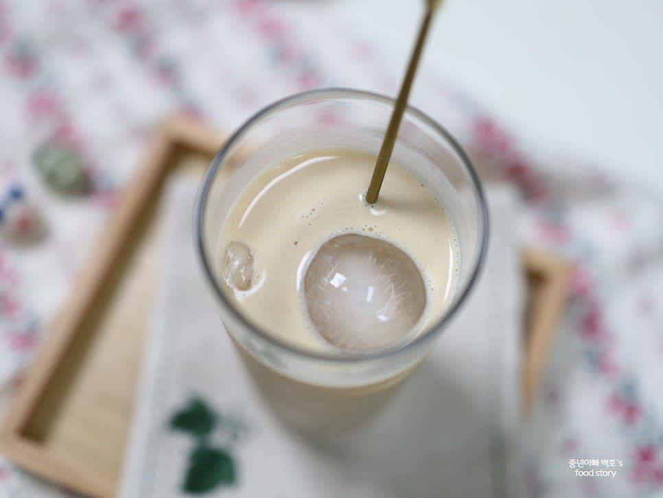 음료가 자연스럽게 섞이도록 기다린 후, 스틱으로 잘 저어줍니다.