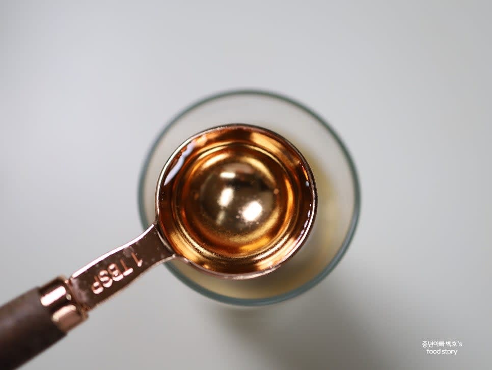 바닐라 시럽 1숟가락을 추가합니다.