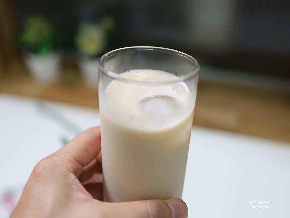 음료의 색감과 향을 음미하며 시원한 아이스 바닐라 라떼를 즐깁니다.