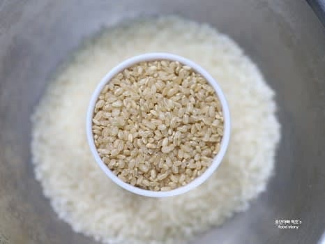 현미와 백미를 각각 1컵씩 계량해 준비합니다.