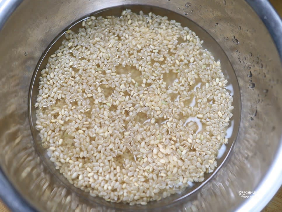 쌀을 깨끗이 세척합니다. 첫 번째 물은 빠르게 헹구어 버리고, 두 번째와 세 번째 물은 쌀뜨물로 사용하기 위해 따로 보관합니다.