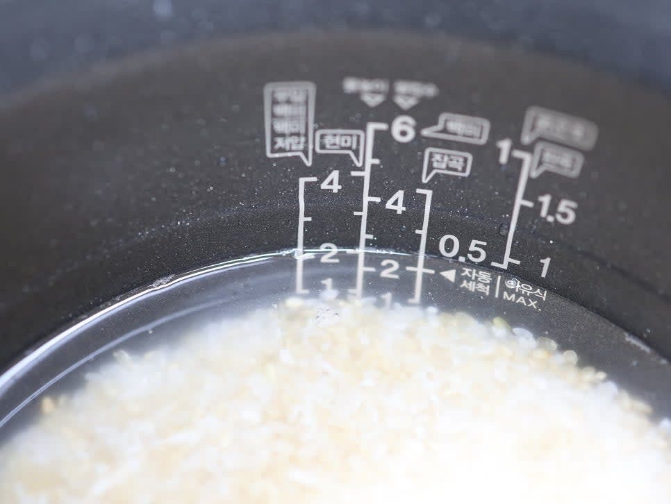 전기밥솥 계량선에 맞춰 물을 정확히 붓습니다. (쌀 2컵 기준으로 물 2 눈금에 맞춤)