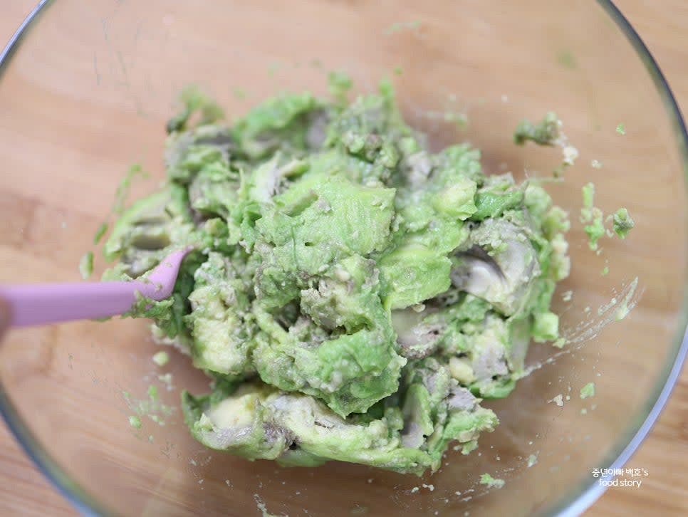 아보카도를 반으로 잘라 씨를 제거하고 속을 숟가락으로 떠내어 큰 볼에 담습니다. 포크나 숟가락으로 부드럽게 으깨어줍니다.