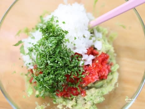 으깬 아보카도에 다진 방울토마토, 양파, 깻잎을 넣고 골고루 섞습니다.