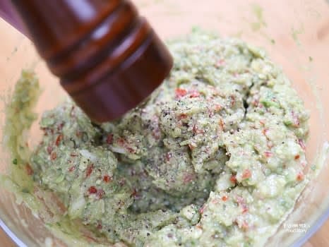 레몬즙, 알룰로스, 소금, 후추를 넣고 다시 한번 섞어 간을 맞춥니다.