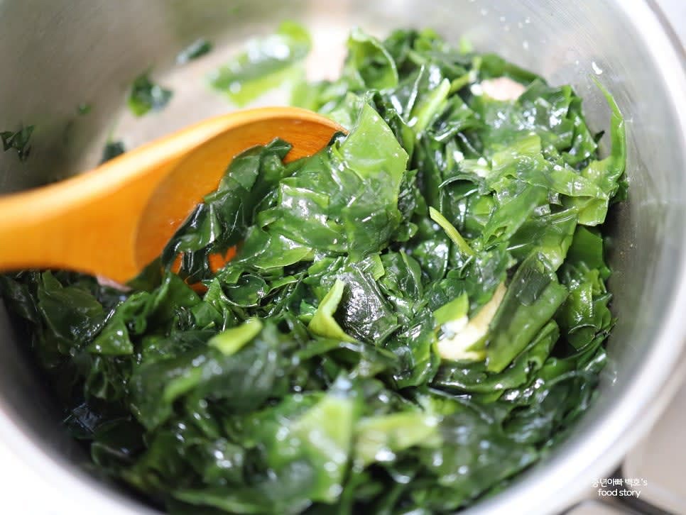 냄비에 참기름 2스푼을 두르고 소고기를 넣어 중약불에서 볶아 고소한 향을 낸 후, 불린 미역과 다진 마늘 1스푼을 넣고 함께 볶습니다.