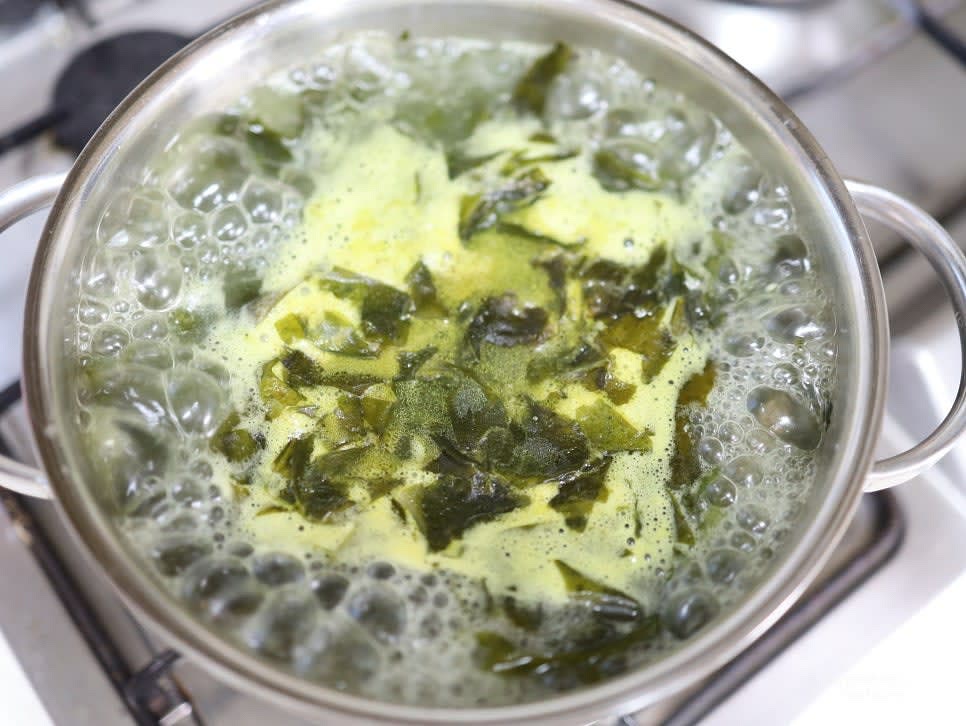 재료가 충분히 볶아졌으면 물을 자작하게 부은 후 센 불에서 10분간 끓이고 중불로 줄여 5분 더 끓입니다.