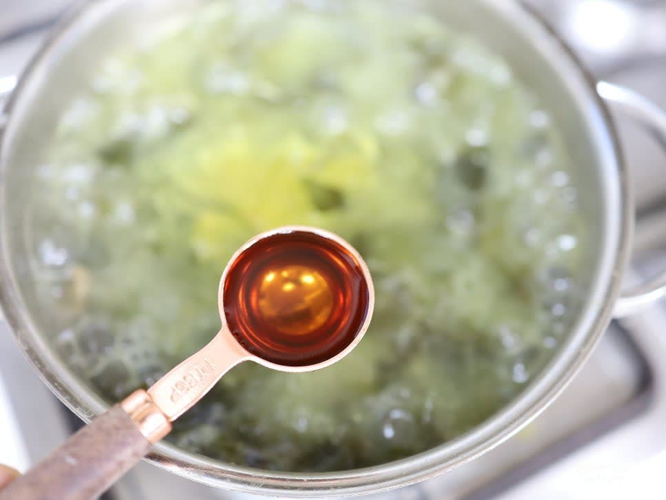 국간장 1스푼과 참치 액젓 1스푼을 넣어 간을 맞추고, 중불에서 15분 더 끓입니다. 필요에 따라 물을 추가하여 농도를 조절합니다.