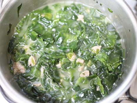 약불로 줄이고 뭉근하게 10~15분 더 끓여 깊은 맛을 냅니다. 간을 확인하여 부족하면 소금을 약간 더합니다.