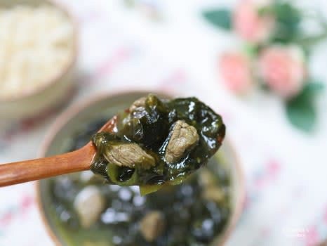 완성된 소고기 미역국을 그릇에 담아 따뜻하게 서빙합니다.