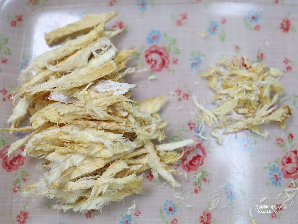 황태채를 손질하여 가시를 제거하고 먹기 좋은 크기로 자릅니다.