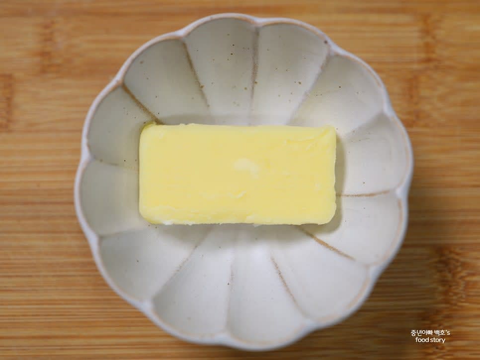 무염버터를 전자레인지에서 30초씩 끊어서 완전히 녹입니다.