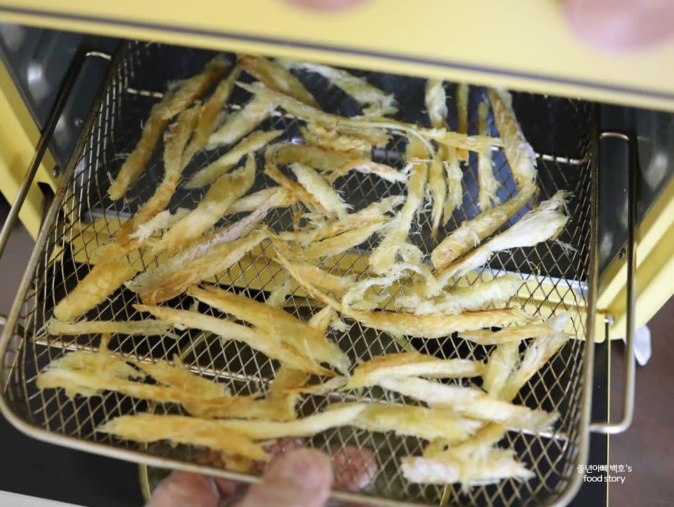 에어프라이어 망에 황태채를 겹치지 않게 올립니다.