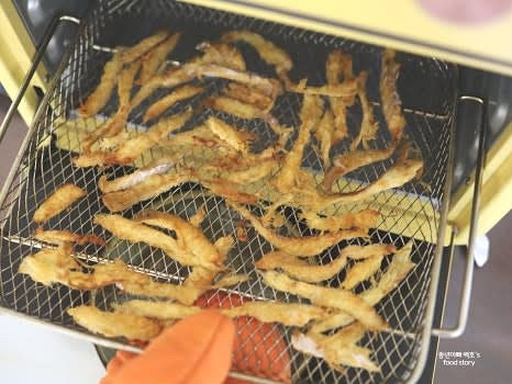 170℃에서 3분 동안 구워줍니다. 중간에 확인하며 노릇노릇하게 구워줍니다.