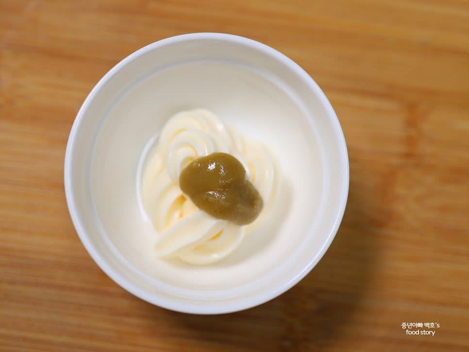 마요네즈 2스푼과 와사비를 취향에 맞게 섞어 와사비마요네즈 소스를 만듭니다.