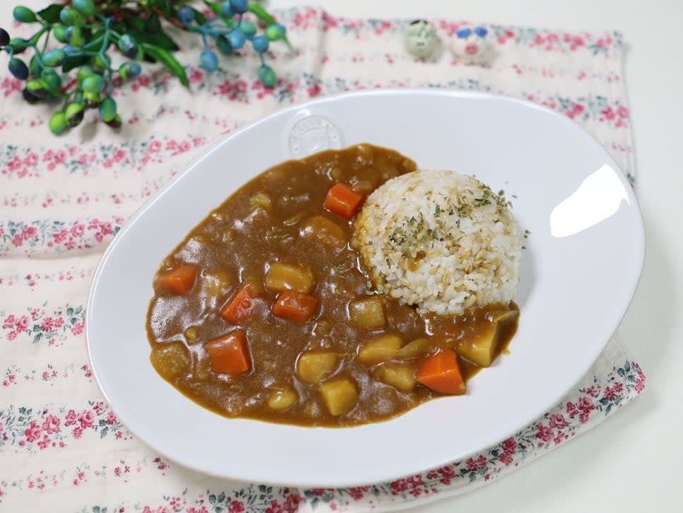 밥을 그릇에 담고 완성된 카레를 부어 파슬리 가루를 뿌려 마무리합니다.