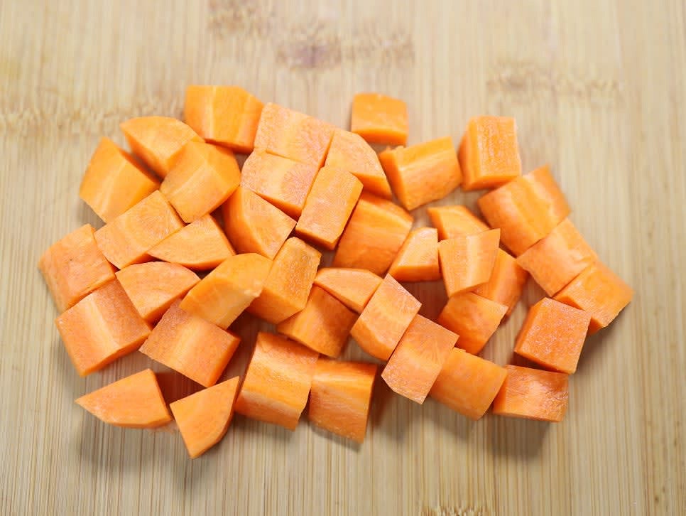 당근, 감자, 양파를 큼직하게 네모 모양으로 잘라 준비합니다.