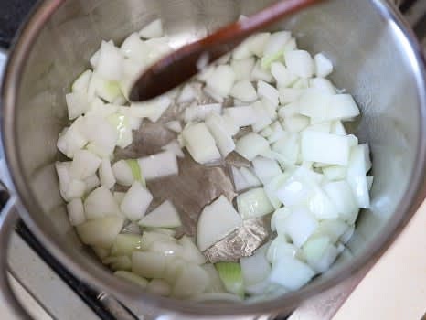 깊은 팬에 식용유 3스푼을 두르고 양파를 볶아 향을 낸 뒤, 당근과 감자를 넣고 기름이 고루 묻게 달달 볶습니다.