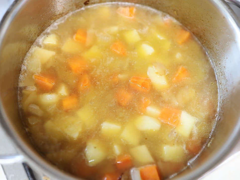 야채가 익기 시작하면 물을 푹 잠길 정도로 붓고 뚜껑을 닫아 10분간 센 불에서 끓입니다.