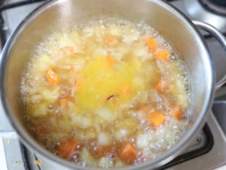 뚜껑을 열고 중불에서 5분간 더 끓여 채수가 잘 우러나게 합니다.