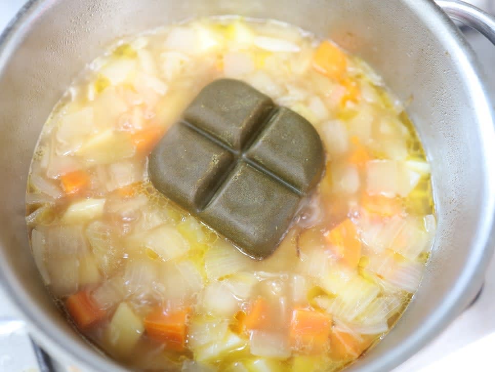 불을 끈 상태에서 고형카레 4조각을 넣고 뚜껑을 닫아 5분간 잔열로 녹입니다.