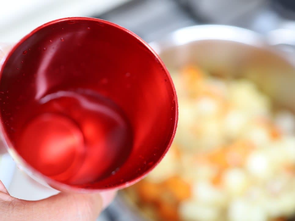 뚜껑을 열고 녹은 카레를 골고루 저어 섞습니다. 물이 부족하면 추가로 조금 더 부어 농도를 조절합니다.