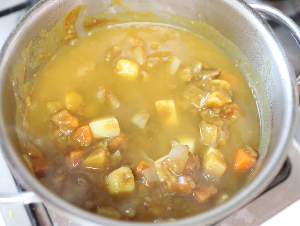 약불에서 뭉근하게 5분간 끓여 카레를 완성합니다.