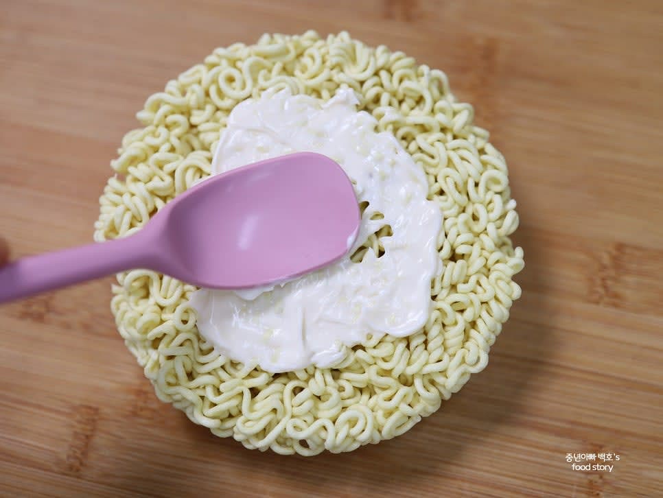 편평한 면에 마요네즈를 빙 둘러가며 뿌린 후 수저로 고르게 펴줍니다. 끝부분은 1센티 정도 남겨 둡니다.