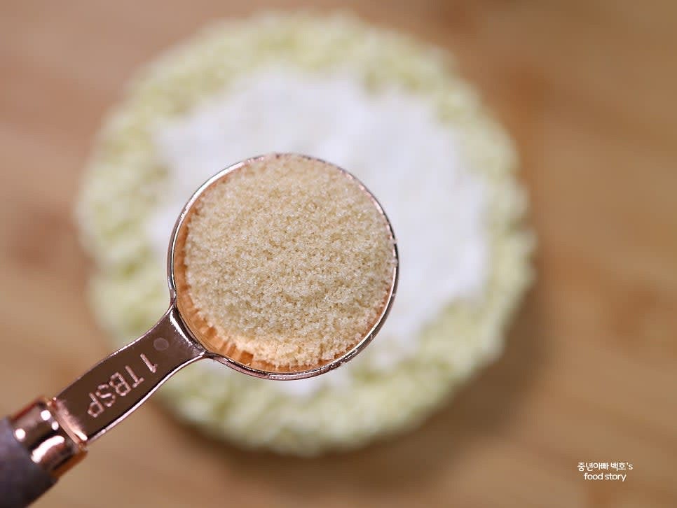 황설탕을 마요네즈 위에 고르게 뿌립니다.