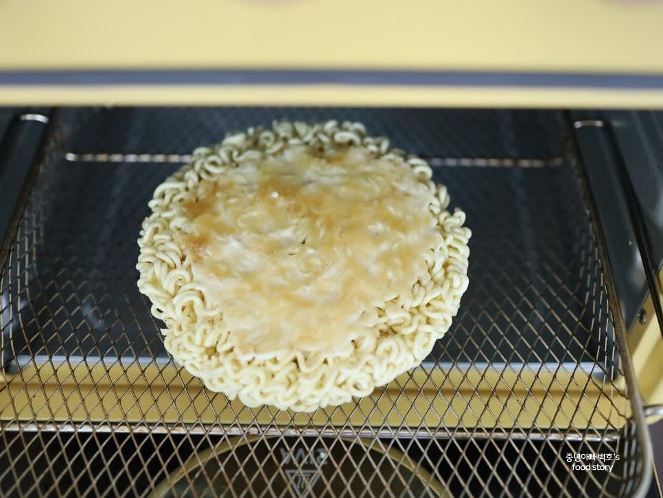 에어프라이어를 180℃로 예열한 후 라면을 망 위에 올립니다.