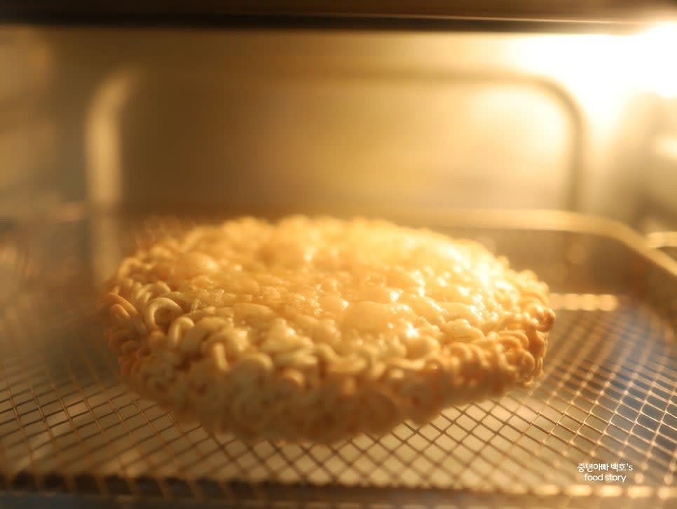 180℃에서 3~5분간 에어프라이어로 구워줍니다. 종류에 따라 조리 시간을 조절하며 구움 상태를 확인합니다.