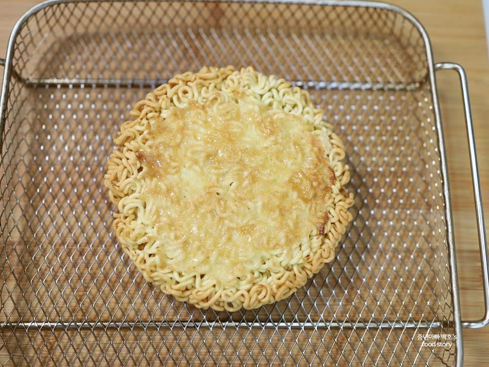 노릇노릇하게 구워진 라면땅을 꺼내 식혀줍니다.