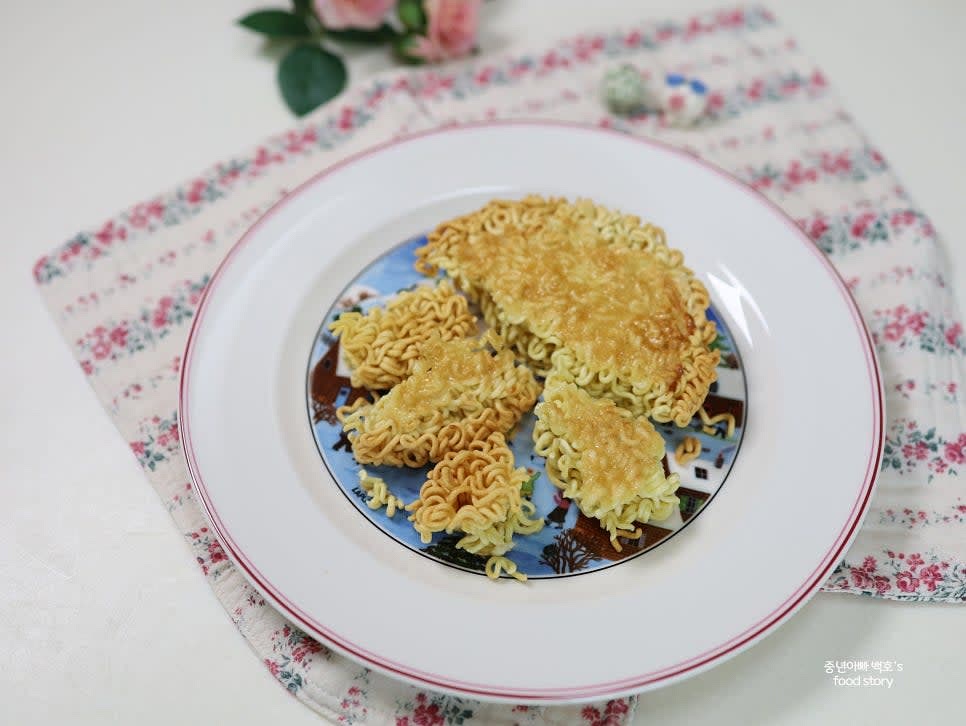 수프나 추가 설탕을 뿌려 간을 조절한 후 그릇에 담아냅니다.